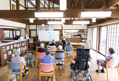 天井が高く開放感ある室内