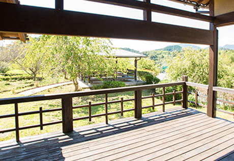 東屋や庭、畑に面した縁側