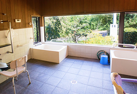 春は満開の桜を眺める浴室